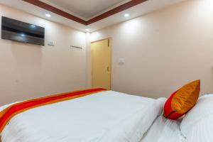 Postel nebo postele na pokoji v ubytování OYO 826 Hotel Hira Palace