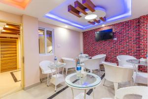 TV a/nebo společenská místnost v ubytování OYO 826 Hotel Hira Palace