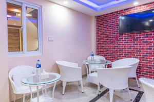 TV a/nebo společenská místnost v ubytování OYO 826 Hotel Hira Palace