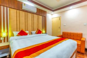 Postel nebo postele na pokoji v ubytování OYO 826 Hotel Hira Palace