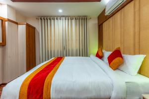 Postel nebo postele na pokoji v ubytování OYO 826 Hotel Hira Palace