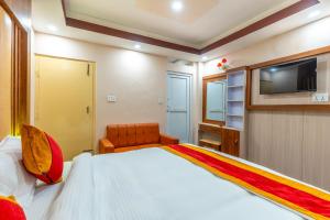 TV a/nebo společenská místnost v ubytování OYO 826 Hotel Hira Palace