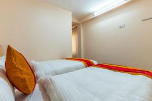 Postel nebo postele na pokoji v ubytování OYO 826 Hotel Hira Palace