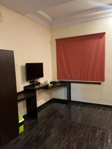 Uma televisão e/ou sistema de entretenimento em THE ALP HOTEL Bypass Road