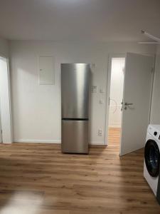 un réfrigérateur en acier inoxydable dans une pièce vide dans l'établissement Sehr schöne und Modernisierte Wohnung mit moderne Wohnraumlüftung, à Pfedelbach