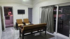 Periyar Vibes Private Pool Villa的休息区