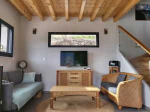Μια τηλεόραση ή/και κέντρο ψυχαγωγίας στο Chalet de montagne, Piscine avec vue et bain nordique