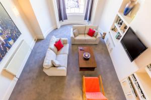 チェルトナムにあるVineyard - By Luxury Apartmentsのソファとテレビ付きのリビングルームのオーバーヘッドビュー