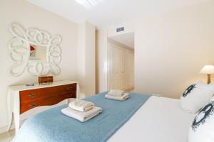 Postel nebo postele na pokoji v ubytování San Pedro beachside apartment