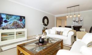 TV a/nebo společenská místnost v ubytování San Pedro beachside apartment