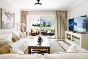 Televízia a/alebo spoločenská miestnosť v ubytovaní San Pedro beachside apartment