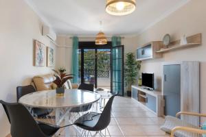 a kitchen and living room with a table and chairs at Golden Sands Apartment - Chiclana de la frontera in Novo Sancti Petri +19 photos