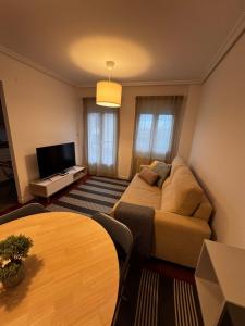 TV a/nebo společenská místnost v ubytování C12A01 Coqueto apartamento con piscina y garaje