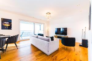 Μια τηλεόραση ή/και κέντρο ψυχαγωγίας στο VIP Suite with Panoramic Views
