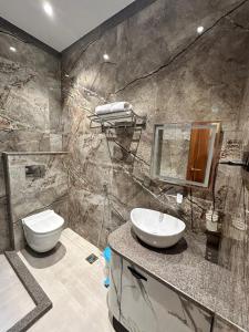 une salle de bain avec un lavabo et des toilettes dans l'établissement RK VILLA BnB, à Varanasi