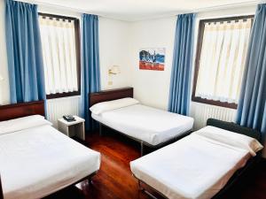A bed or beds in a room at Hotel Zarauz