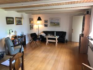 Ruang duduk di Cosy house in the capital
