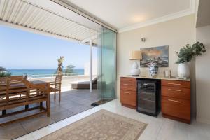 Η κουζίνα ή μικρή κουζίνα στο Stunning Sea Views - Beachfront Ballito sleeps 6