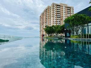 Bazén v ubytování Sea View Condo In Georgetown 10 pax nebo v jeho okolí