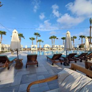 Bazén v ubytování Vera Mar 5 Front Line Beach Apartment nebo v jeho okolí