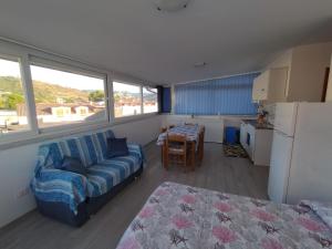 a living room with a couch and a table at Ammare 4 in Agropoli