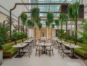 En restaurant eller et andet spisested på The Capitol Kempinski Hotel Singapore
