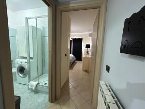 baño con lavadora en una habitación en Alloggio Angelo Bovo 4, en Fiumicino 17 fotos más