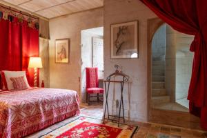 Een bed of bedden in een kamer bij Hôtel du Château du Rivau