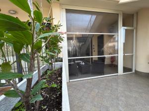 una vista exterior de una puerta de cristal de un edificio en Alloggio Angelo Bovo 4, en Fiumicino