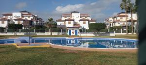 Bazén v ubytování Vera Mar 5 Front Line Beach Apartment nebo v jeho okolí