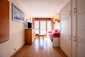 ein Wohnzimmer mit Sofa und Fernseher in der Unterkunft Le cosmos in Villarembert