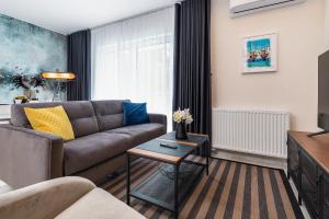 Posezení v ubytování Coast Apartment Close to the Beach with Parking & Balcony by Noclegi Renters + 26 fotografií