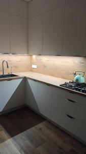 拉塔Wydmuchówka的厨房配有带茶壶的炉灶