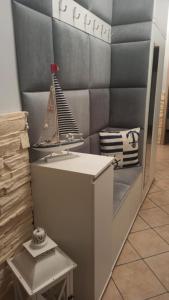 拉塔Wydmuchówka的一间有架子的房间,上面有圣诞树 更多4张照片