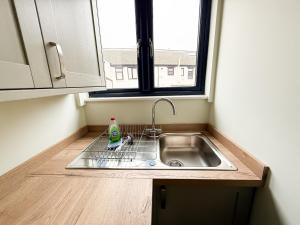 Kuchyň nebo kuchyňský kout v ubytování 2 Bedroom Duplex's in Huntingdon - Built for Contractors & Professionals - Balcony - WiFi - Fully Equipped Kitchen - Smart TV - Ideal for Work Stays - Long Projects + 17 fotografií