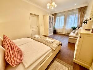 Postel nebo postele na pokoji v ubytování Unique Charles Bridge 2BDR Apartment.