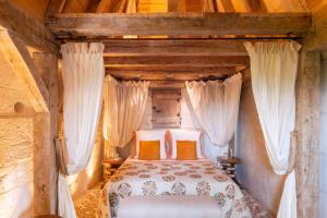 Een bed of bedden in een kamer bij Hôtel du Château du Rivau