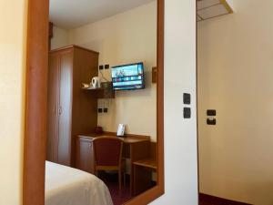TV a/nebo společenská místnost v ubytování Vald Hotel + 37 fotografií