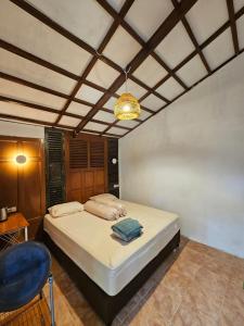 Voodi või voodid majutusasutuse Saho Coffee & Rooms toas