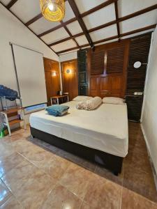 Voodi või voodid majutusasutuse Saho Coffee & Rooms toas