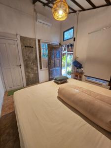 Voodi või voodid majutusasutuse Saho Coffee & Rooms toas