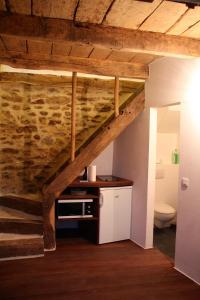 Saint-RémyにあるTiny house de charme - Piscine & Jaccuziの屋根裏部屋(階段付)
