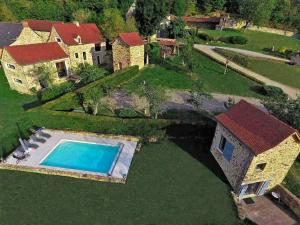 an aerial view of a house with a swimming pool at Tiny house de charme - Piscine & Jaccuzi in Saint-Rémy