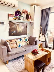 ein Wohnzimmer mit Sofa und Tisch in der Unterkunft Châu Gia homestay in Thôn Văn Dương