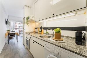 Η κουζίνα ή μικρή κουζίνα στο Salou Seafront! Private Terrace - AC & WiFi