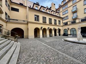 Fotografie z fotogalerie ubytování Unique Charles Bridge 2BDR Apartment. v Praze