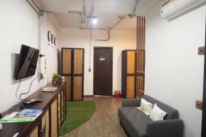 Feel Good Hostel bk的电视和/或娱乐中心