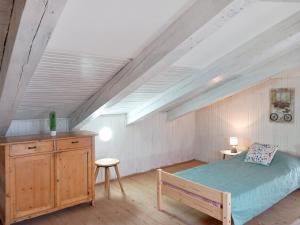 sypialnia z łóżkiem i komodą na poddaszu w obiekcie Holiday house Franko w mieście Rakalj +37 zdjęć
