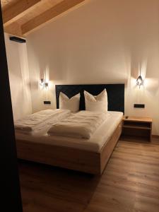 Ένα ή περισσότερα κρεβάτια σε δωμάτιο στο NEW OPENING "Frechdax - Apartments Stubai" Unique Apartments, near BUS STOP & GROCERY STORE, inkl INFRARED CABIN +18 φωτογραφίες