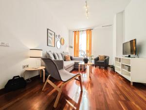 TV a/nebo společenská místnost v ubytování AZZ Sevilla Torre de la Plata Apartamentos
